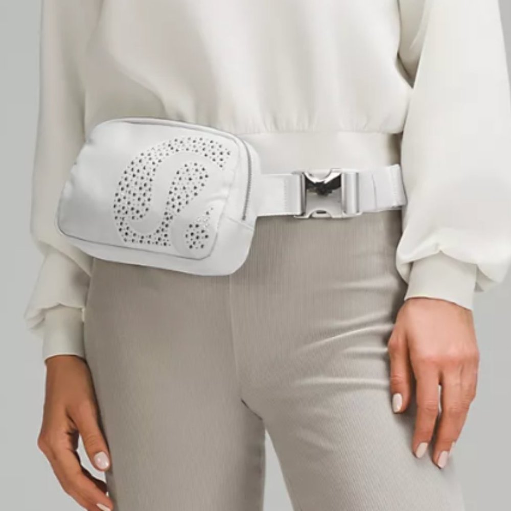 (2298) NWT LULULEMON Everywhere Belt Bag 1L Studded in VAPOR