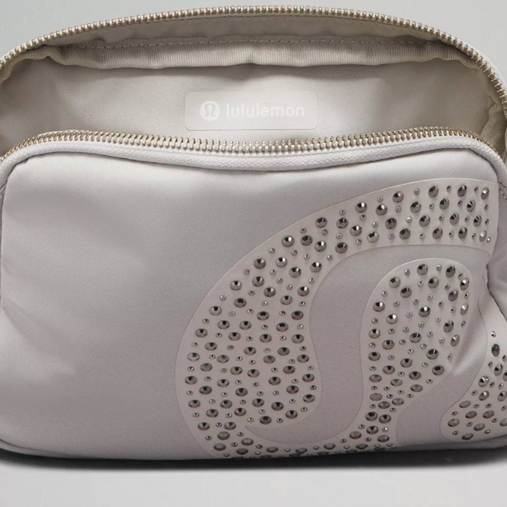 (2298) NWT LULULEMON Everywhere Belt Bag 1L Studded in VAPOR
