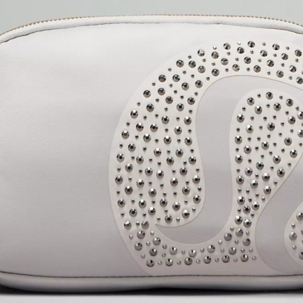 (2298) NWT LULULEMON Everywhere Belt Bag 1L Studded in VAPOR
