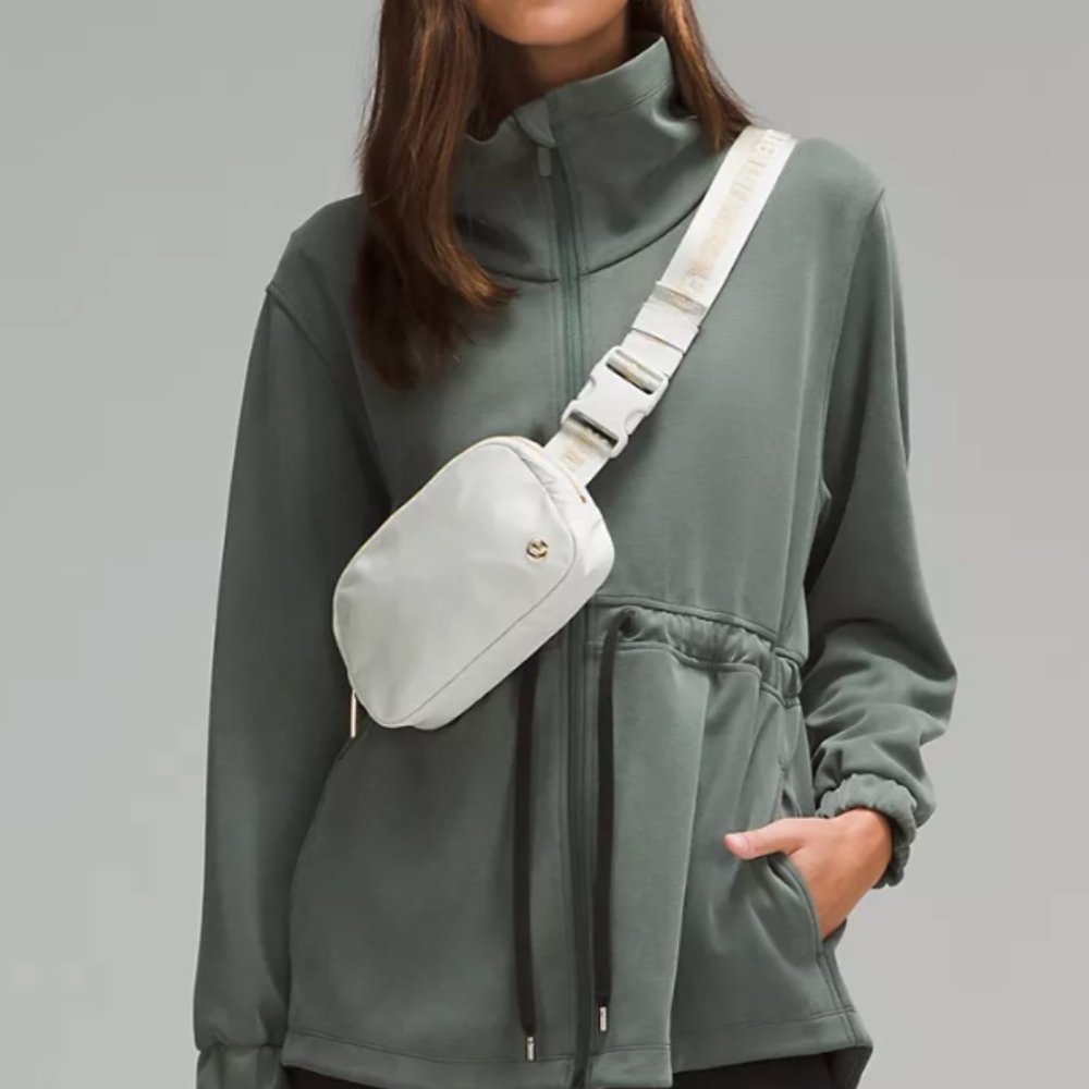 (2296) NWT LULULEMON Everywhere Belt Bag 1L (SOLD OUT) in Vapor/Gold/White