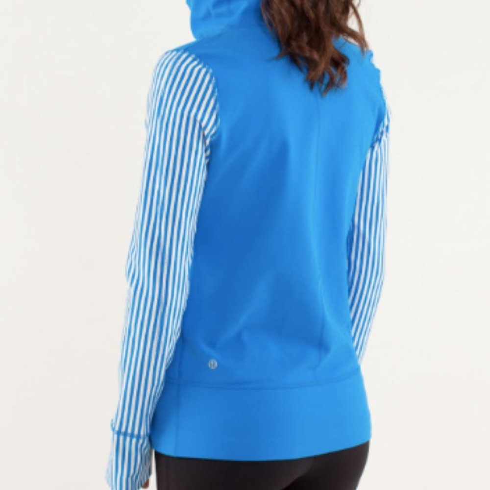 (2173) LULULEMON Daily Yoga Jacket Sz 4 **LOVED**