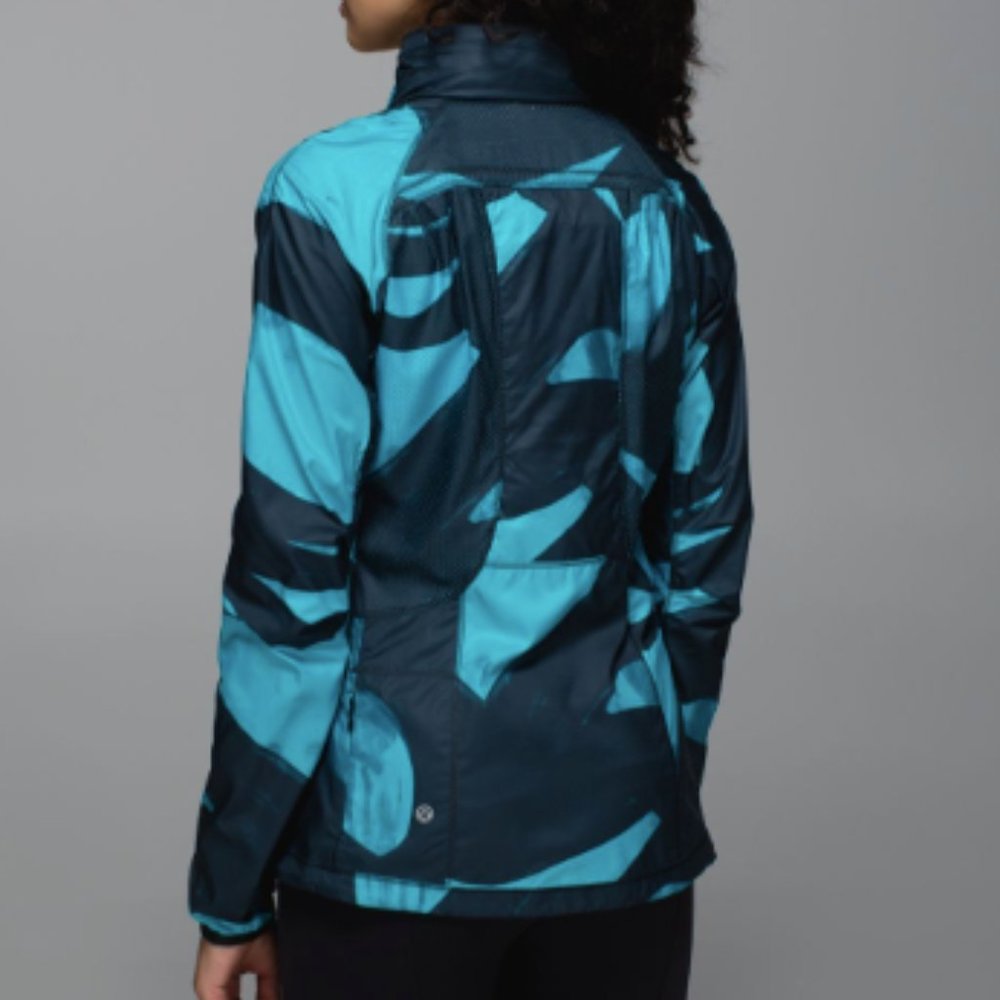 (2175) LULULEMON Back Pack It Jacket Sz 8 **LOVED**