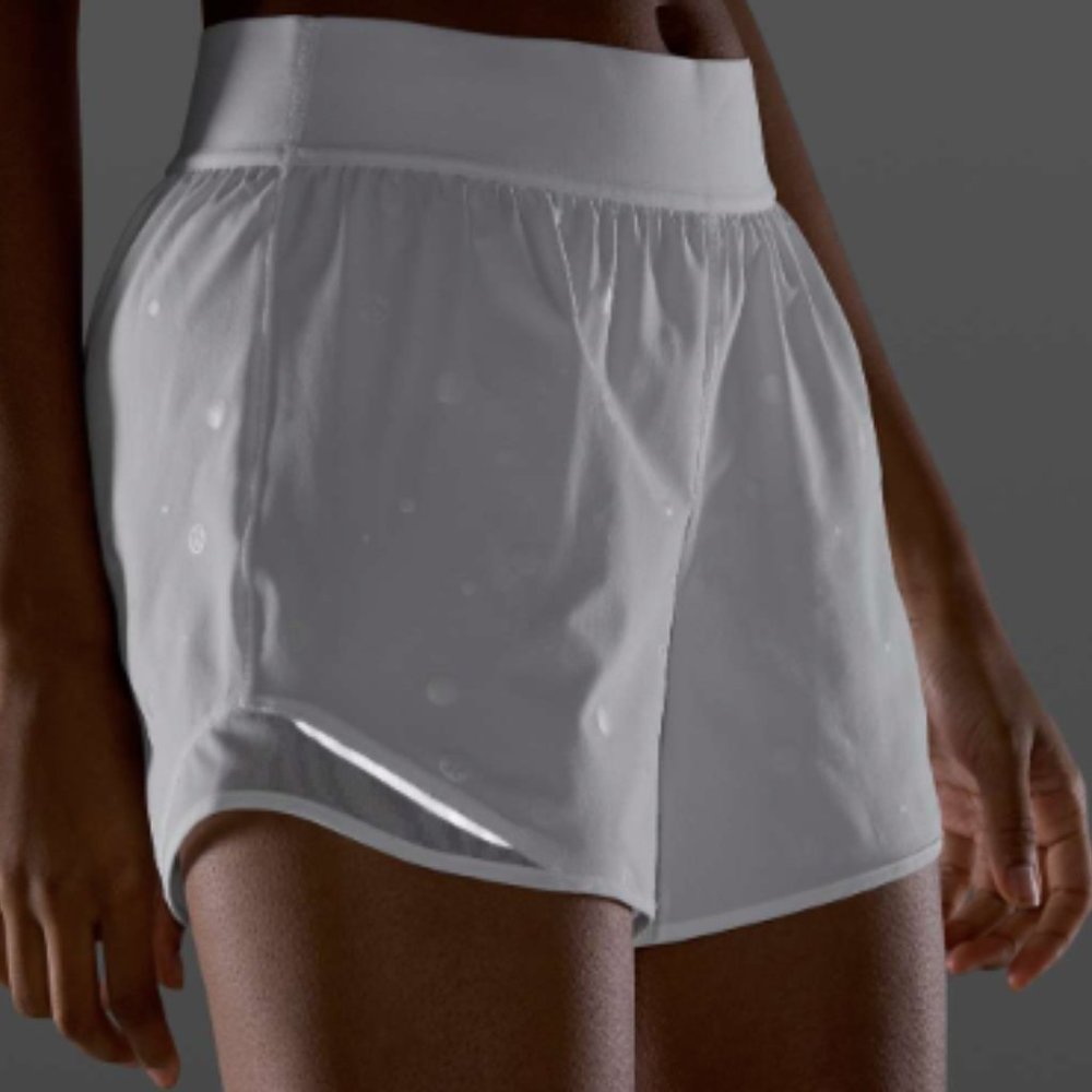 (2179) RARE LULULEMON HOTTY HOT 4" FOIL LOGO Sz 4 **LOVED**