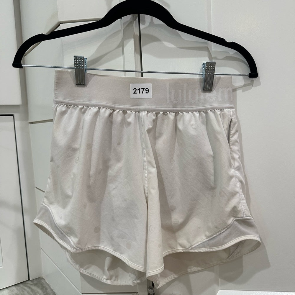 (2179) RARE LULULEMON HOTTY HOT 4" FOIL LOGO Sz 4 **LOVED**