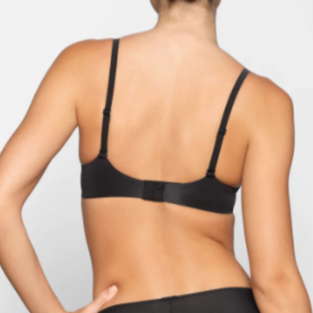 (2272) SKIMS NWT WEIGHTLESS SCOOP BRA in ONYX 36D