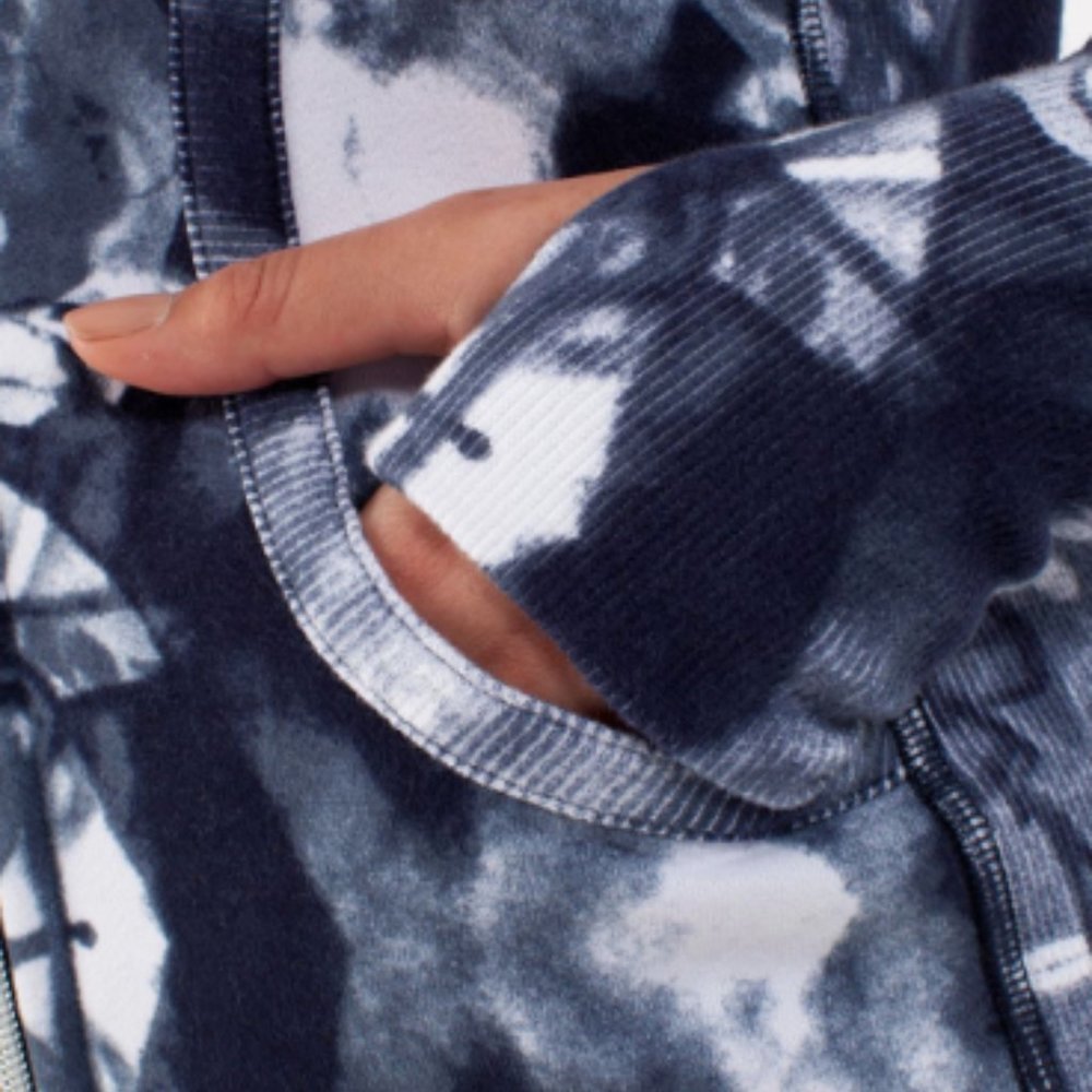 (2354) LULULEMON Scuba Hoodie *Print in Sz 4