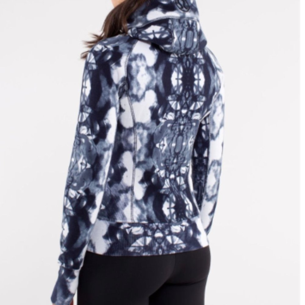 (2354) LULULEMON Scuba Hoodie *Print in Sz 4