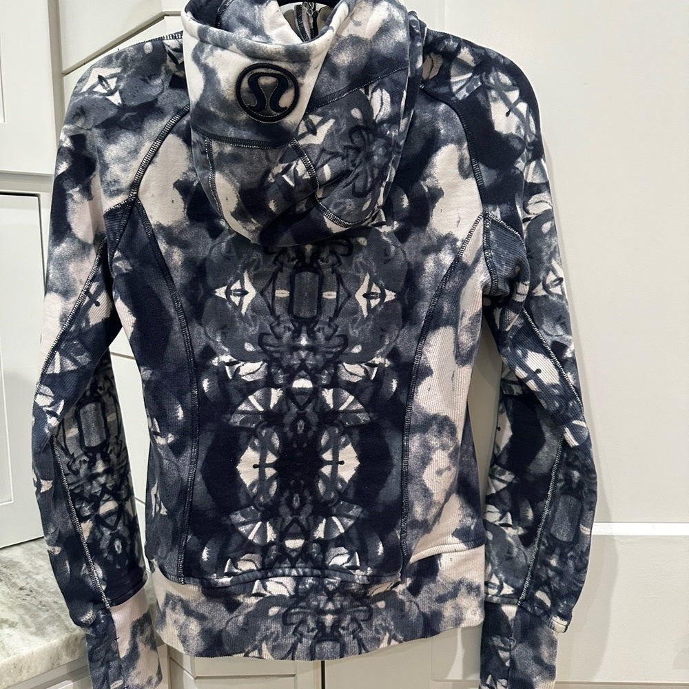 (2354) LULULEMON Scuba Hoodie *Print in Sz 4