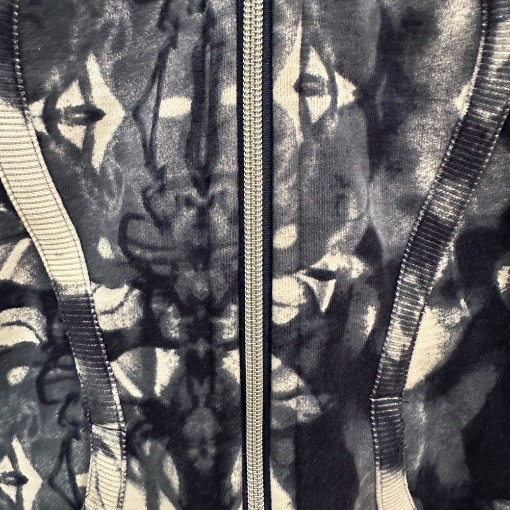 (2354) LULULEMON Scuba Hoodie *Print in Sz 4