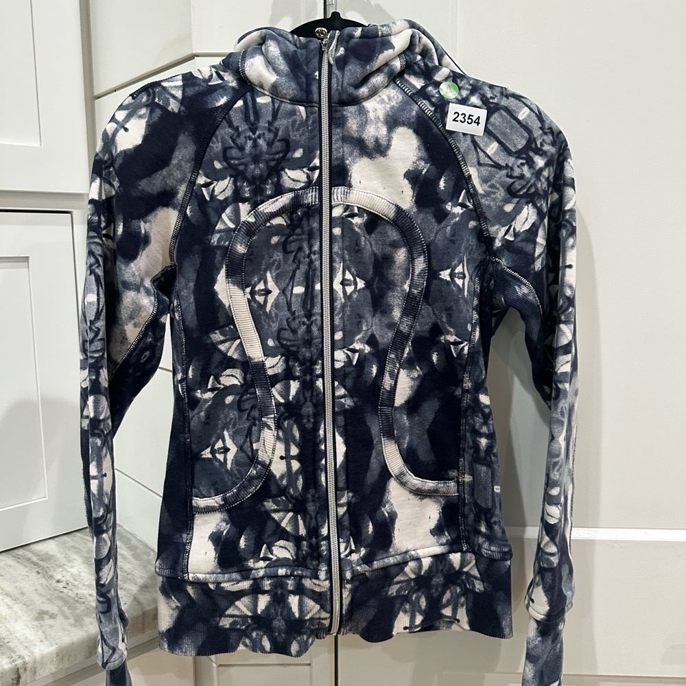 (2354) LULULEMON Scuba Hoodie *Print in Sz 4