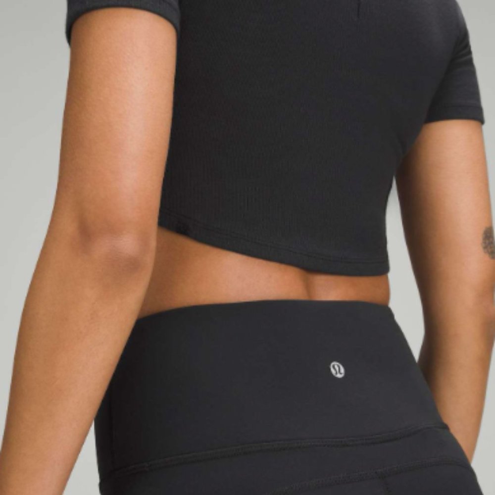 (2382) LULULEMON HOLD TIGHT Cropped T-Shirt Sz 10