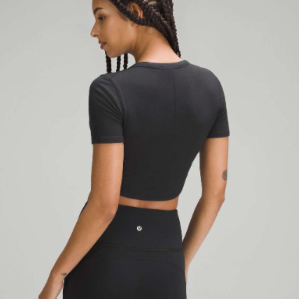 (2382) LULULEMON HOLD TIGHT Cropped T-Shirt Sz 10