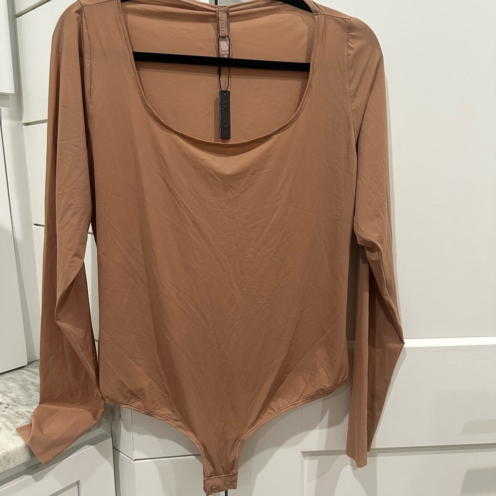 (2401) NWT SKIMSEssential Smoothing Scoop-Neck Thong Bodysuit in SIENNA 3X