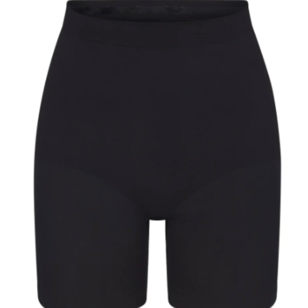 (2425) SKIMS NWOT MID THIGH SHORT in BLACK Sz S