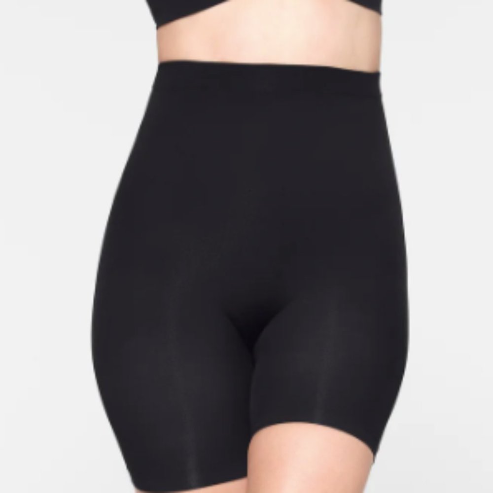 (2425) SKIMS NWOT MID THIGH SHORT in BLACK Sz S