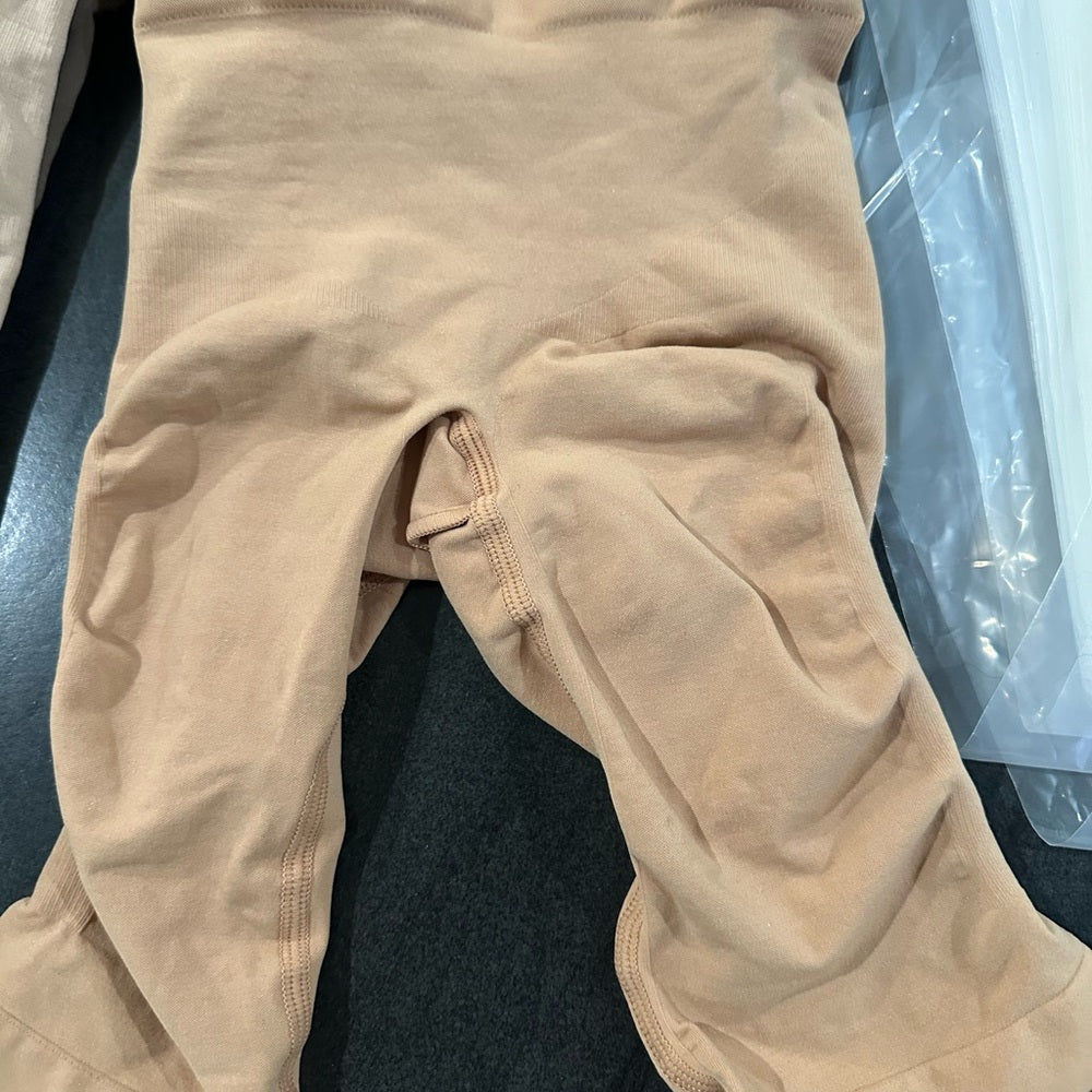 (2444) NWOT SKIMS SEAMLESS SCULPT MID THIGH in OCHRE Sz S/M
