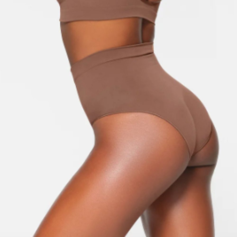(2453) NWOT SKIMS SEAMLESS SCULPT MID-WAISTED BRIEF - JASPER S/M