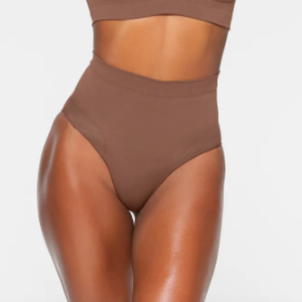 (2453) NWOT SKIMS SEAMLESS SCULPT MID-WAISTED BRIEF - JASPER S/M