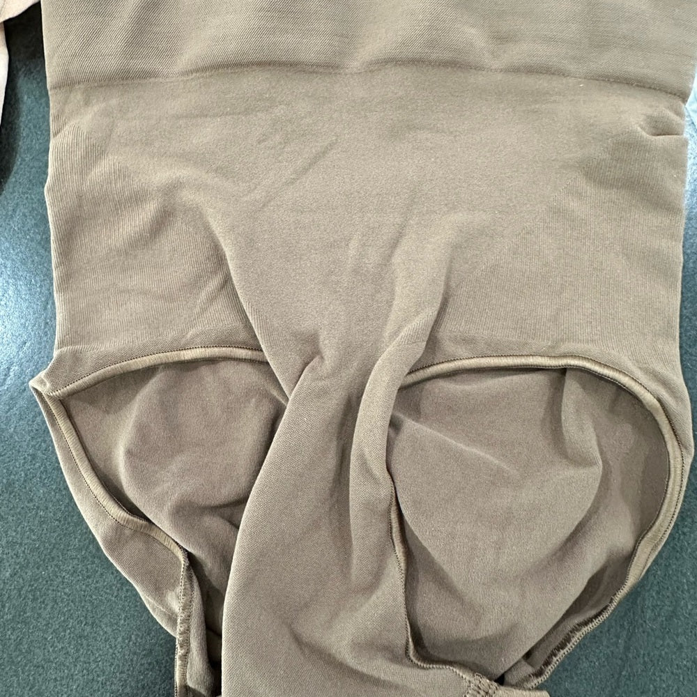 (2453) NWOT SKIMS SEAMLESS SCULPT MID-WAISTED BRIEF - JASPER S/M