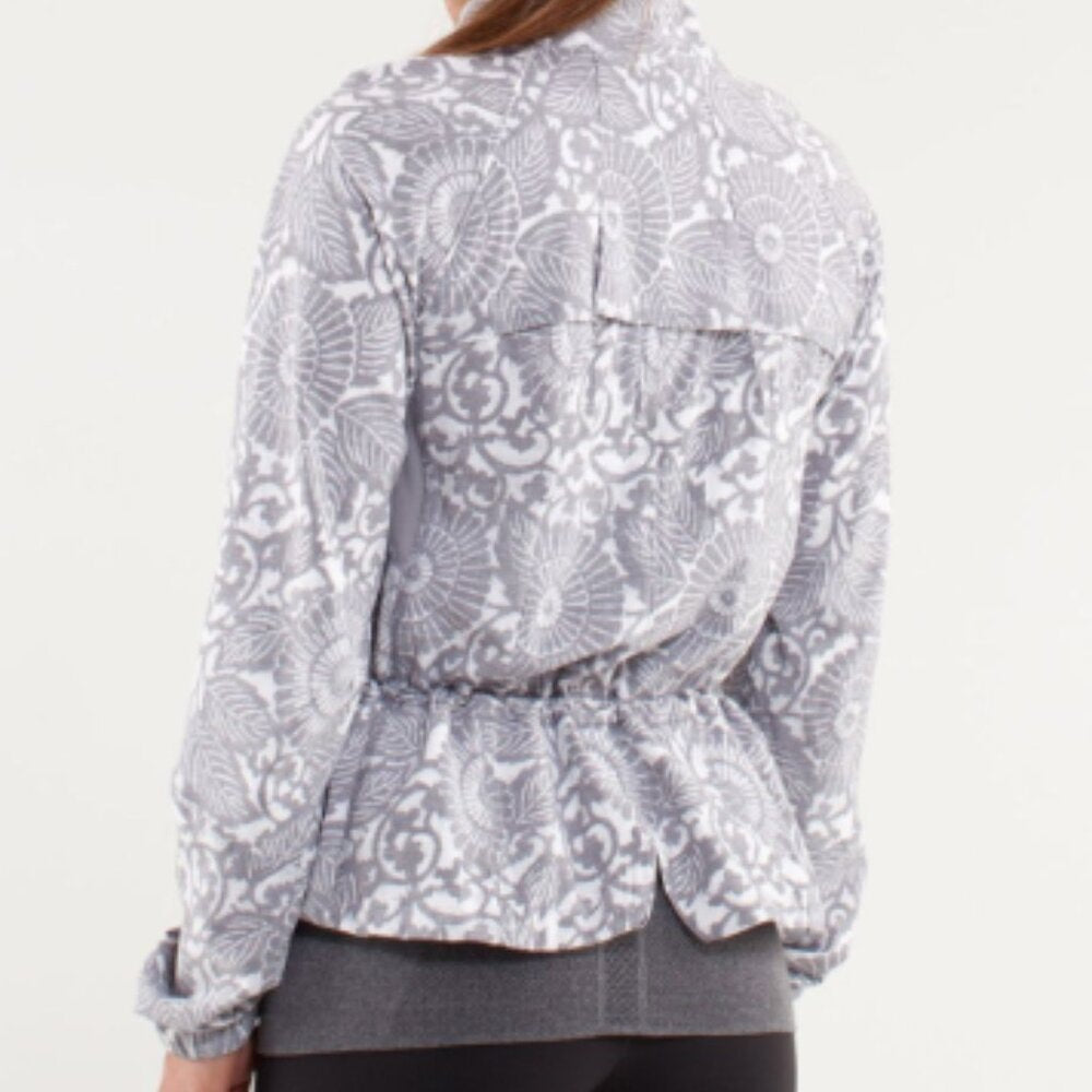 (2475) LULULEMON Run: Travel To Track Jacket *Print Sz 10/12 P2P=17.5" **LOVED**