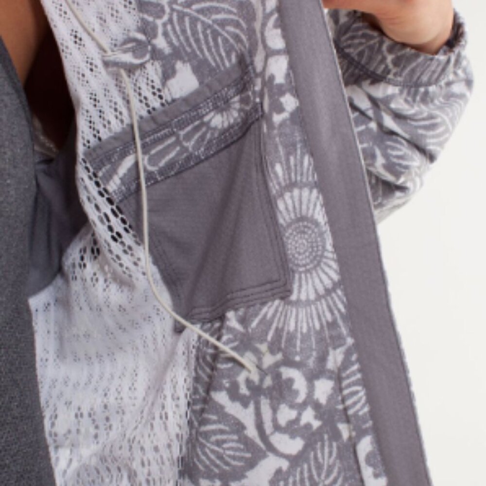 (2475) LULULEMON Run: Travel To Track Jacket *Print Sz 10/12 P2P=17.5" **LOVED**