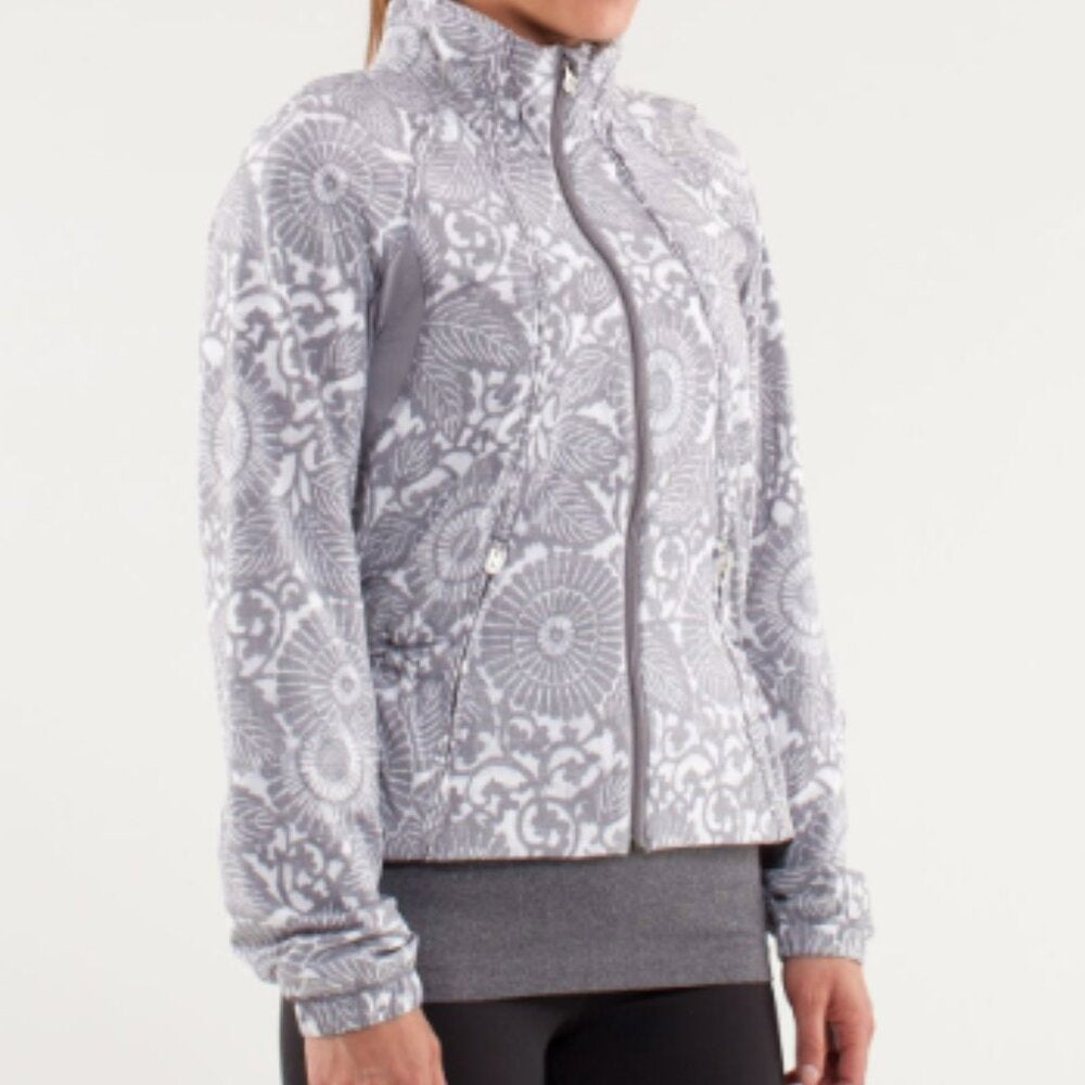 (2475) LULULEMON Run: Travel To Track Jacket *Print Sz 10/12 P2P=17.5" **LOVED**
