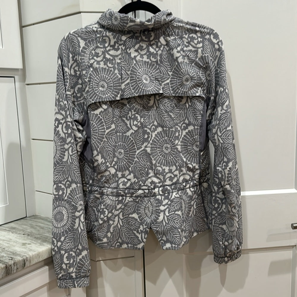 (2475) LULULEMON Run: Travel To Track Jacket *Print Sz 10/12 P2P=17.5" **LOVED**