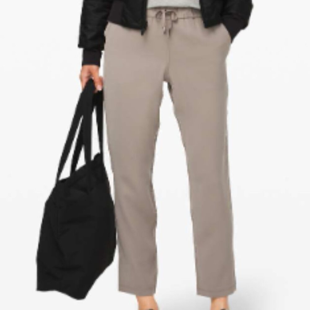 (2484) 🍋 LULULEMON On the Fly 7/8 Pant *Woven Sz 2 in Carbon Dust