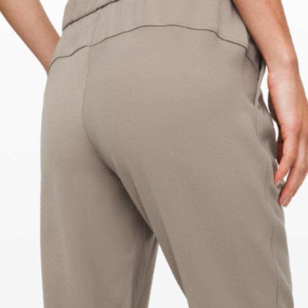 (2484) 🍋 LULULEMON On the Fly 7/8 Pant *Woven Sz 2 in Carbon Dust