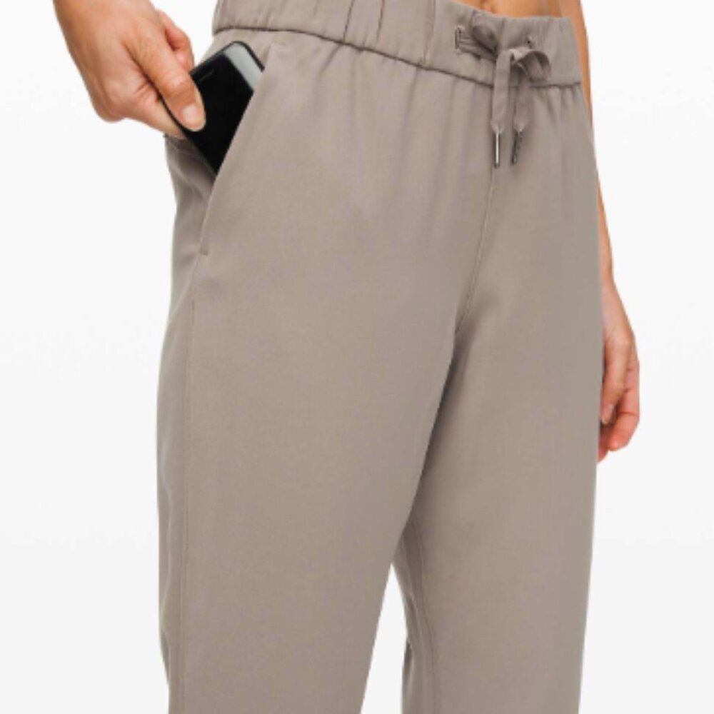 (2484) 🍋 LULULEMON On the Fly 7/8 Pant *Woven Sz 2 in Carbon Dust