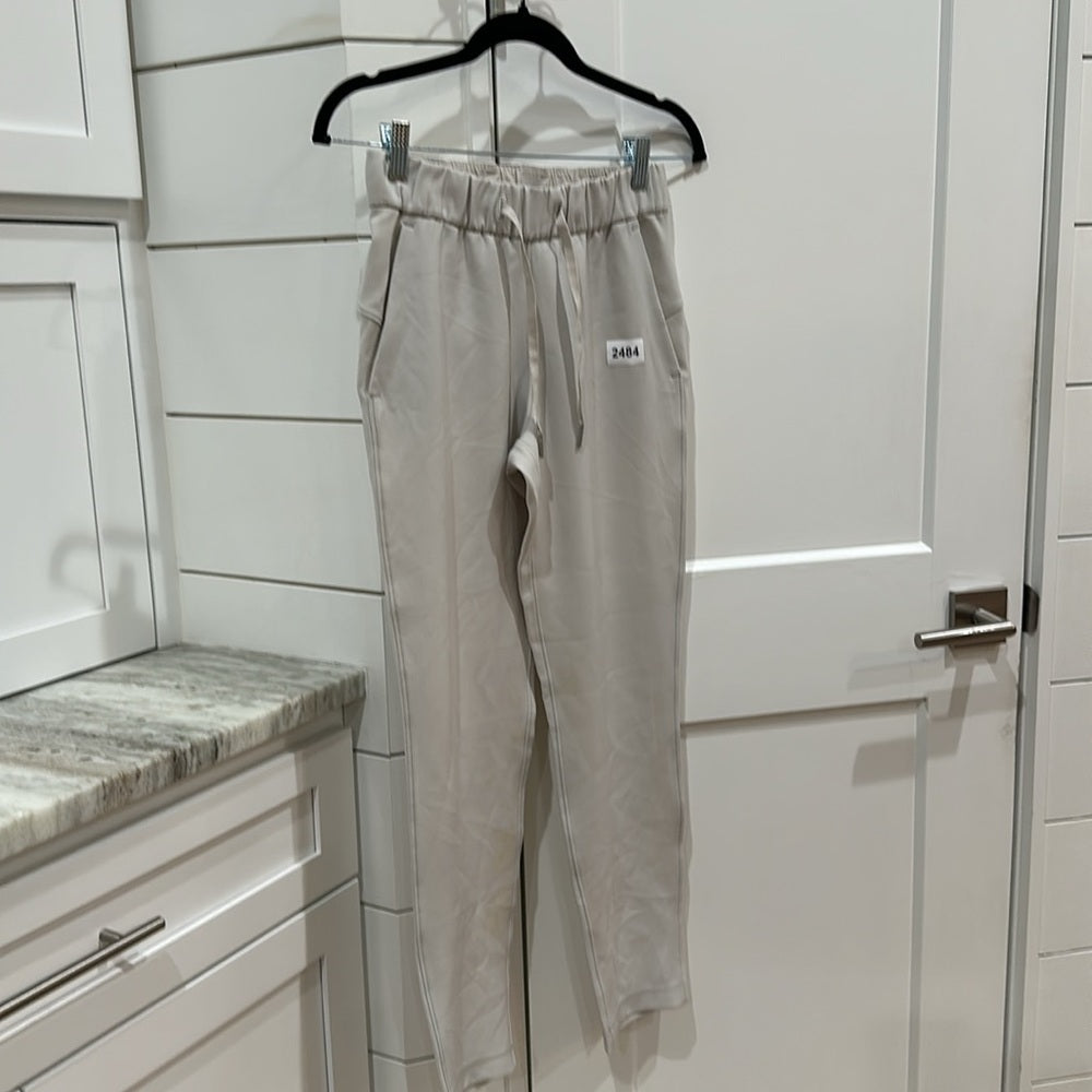 (2484) 🍋 LULULEMON On the Fly 7/8 Pant *Woven Sz 2 in Carbon Dust