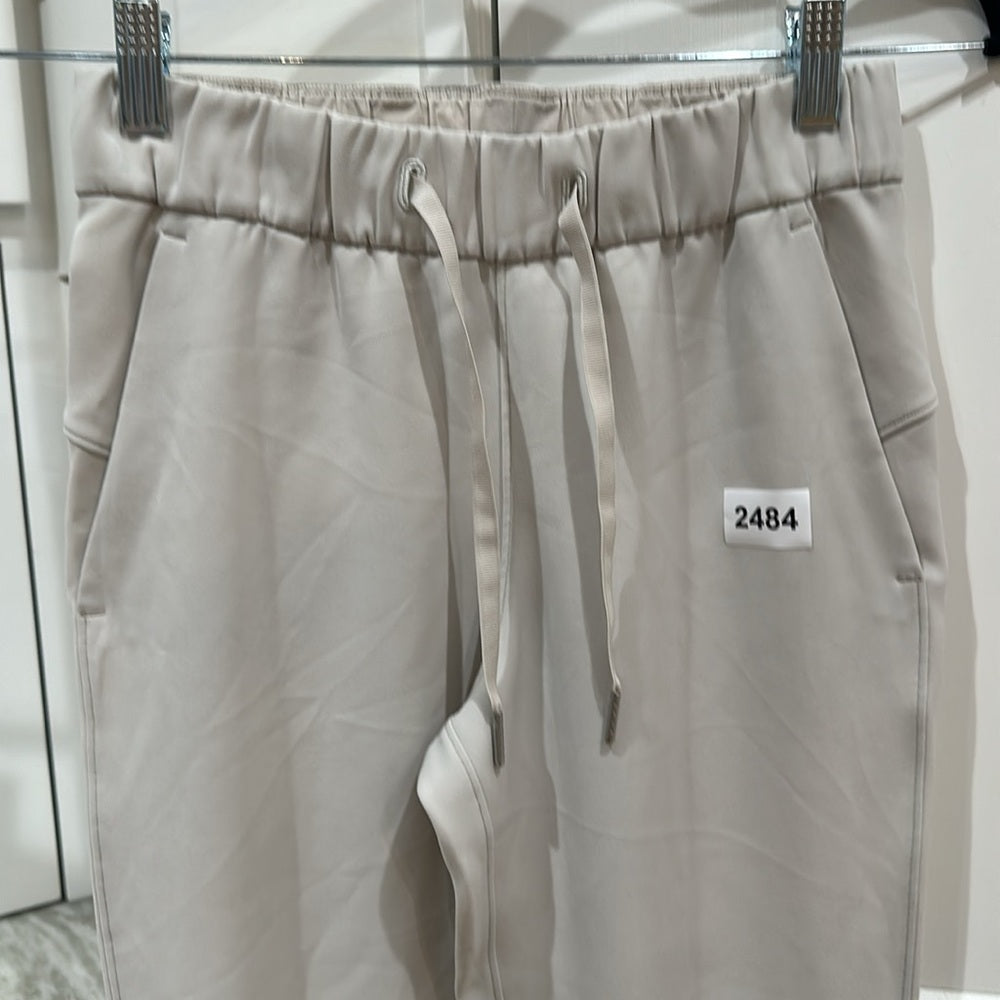 (2484) 🍋 LULULEMON On the Fly 7/8 Pant *Woven Sz 2 in Carbon Dust