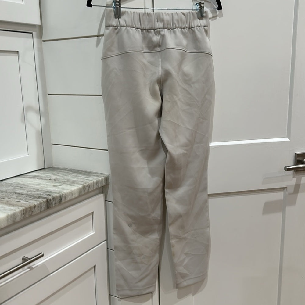 (2484) 🍋 LULULEMON On the Fly 7/8 Pant *Woven Sz 2 in Carbon Dust