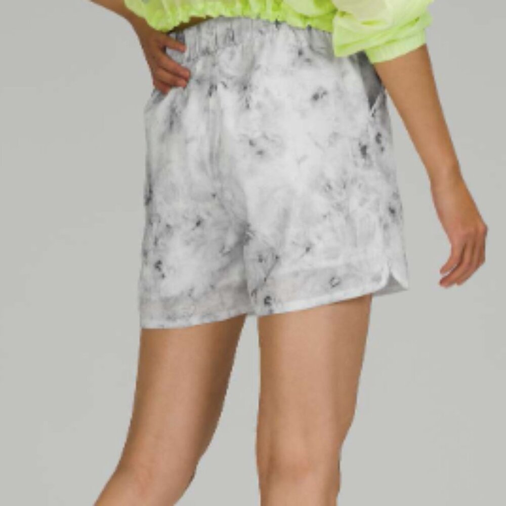 (2487) LULULEMON Flat-Front Relaxed Short 4.5" Sz 6