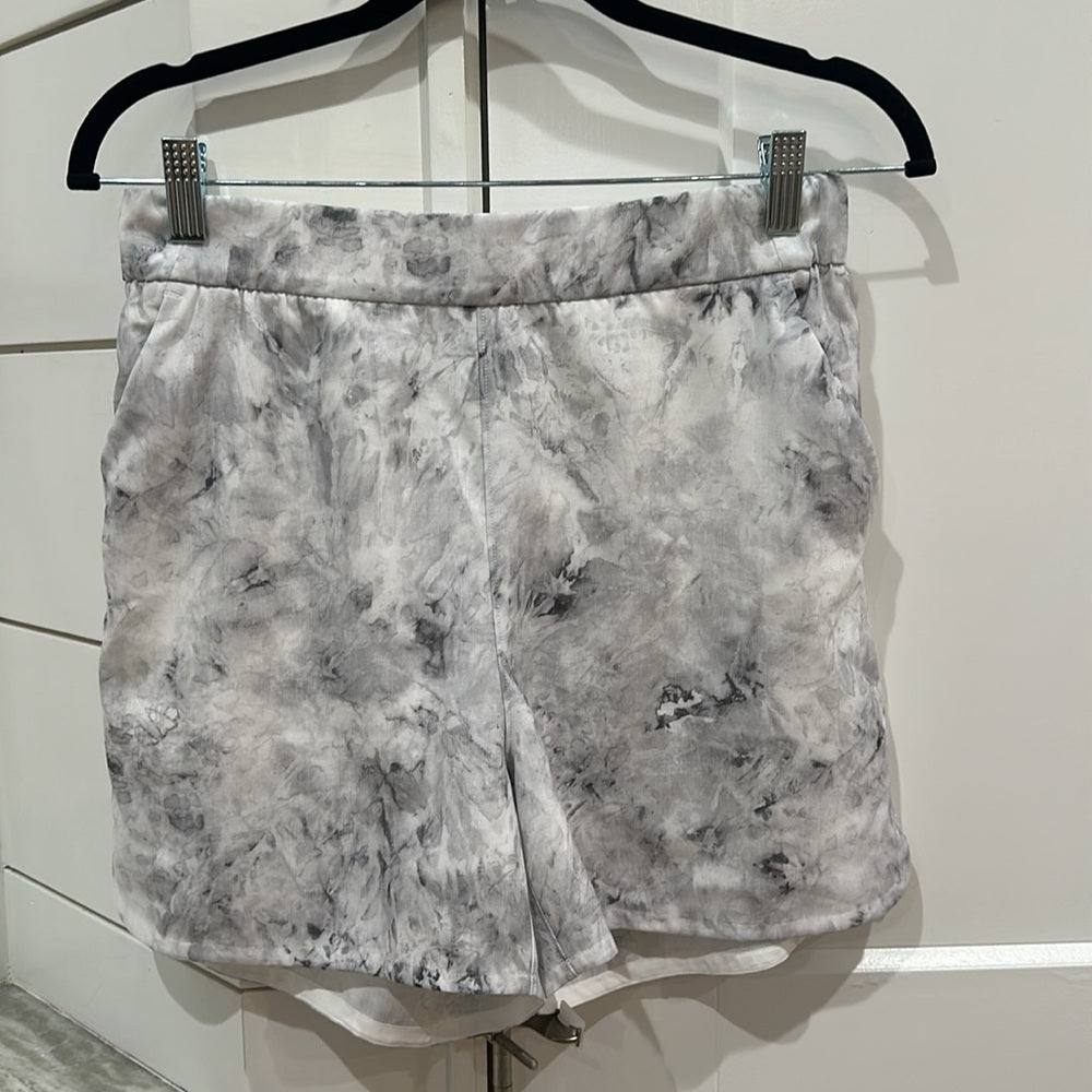 (2487) LULULEMON Flat-Front Relaxed Short 4.5" Sz 6