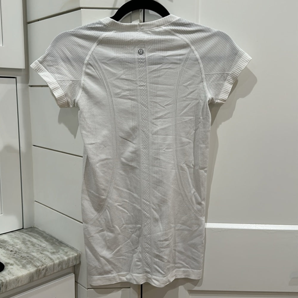 (2493)  🍋 LULULEMON RUN: Swiftly Tech Short Sleeve Crew Sz 4 **LOVED