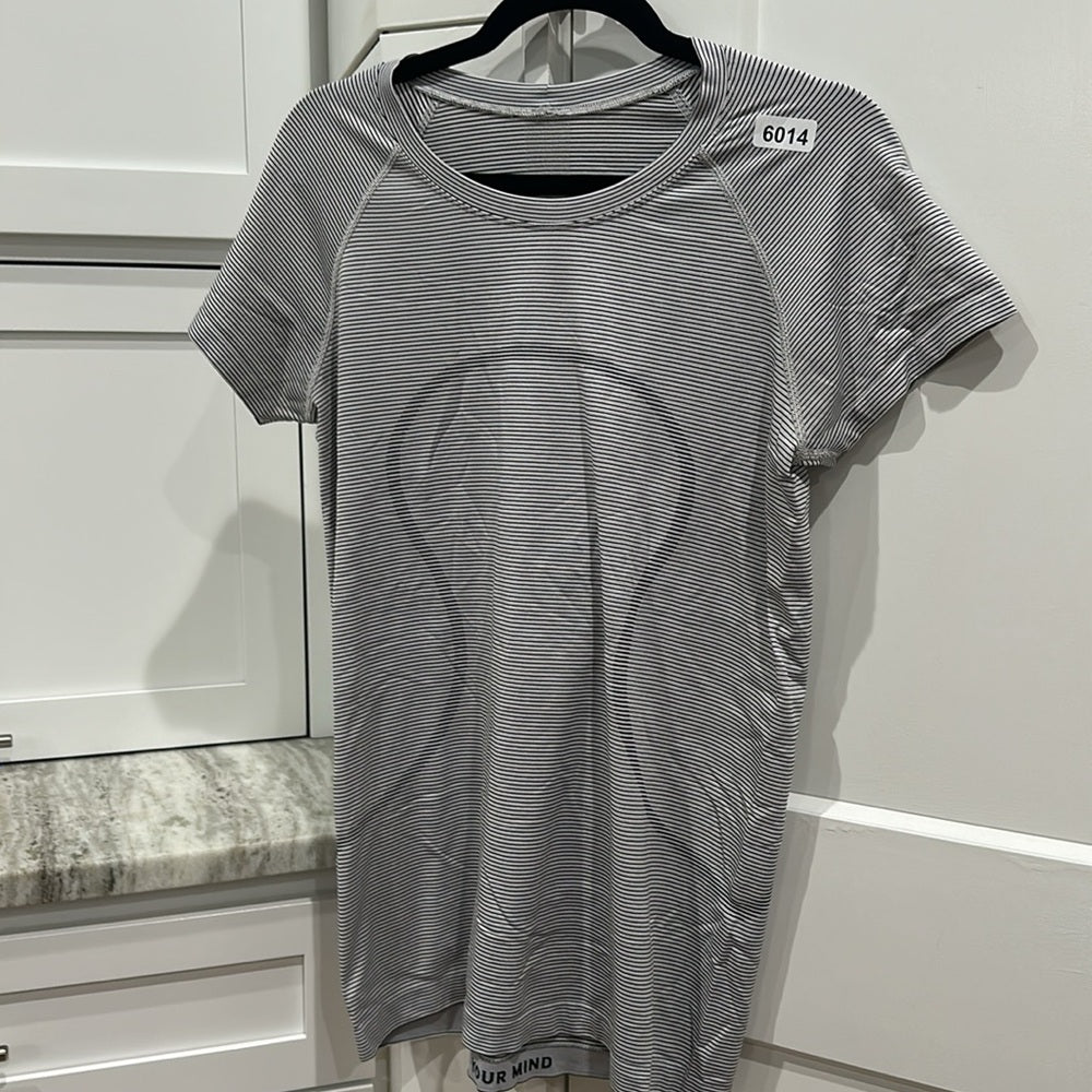 (6014)  🍋 LULULEMON RUN: Swiftly Tech Short Sleeve *Stripe Sz 12