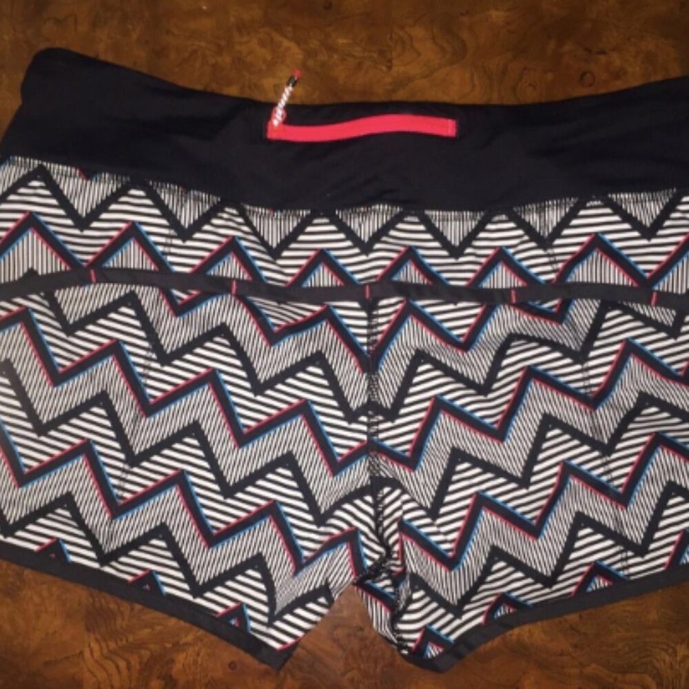 (6017) Lululemon Speed Short 2014 Seawheeze - 3D Chevron Sz 6