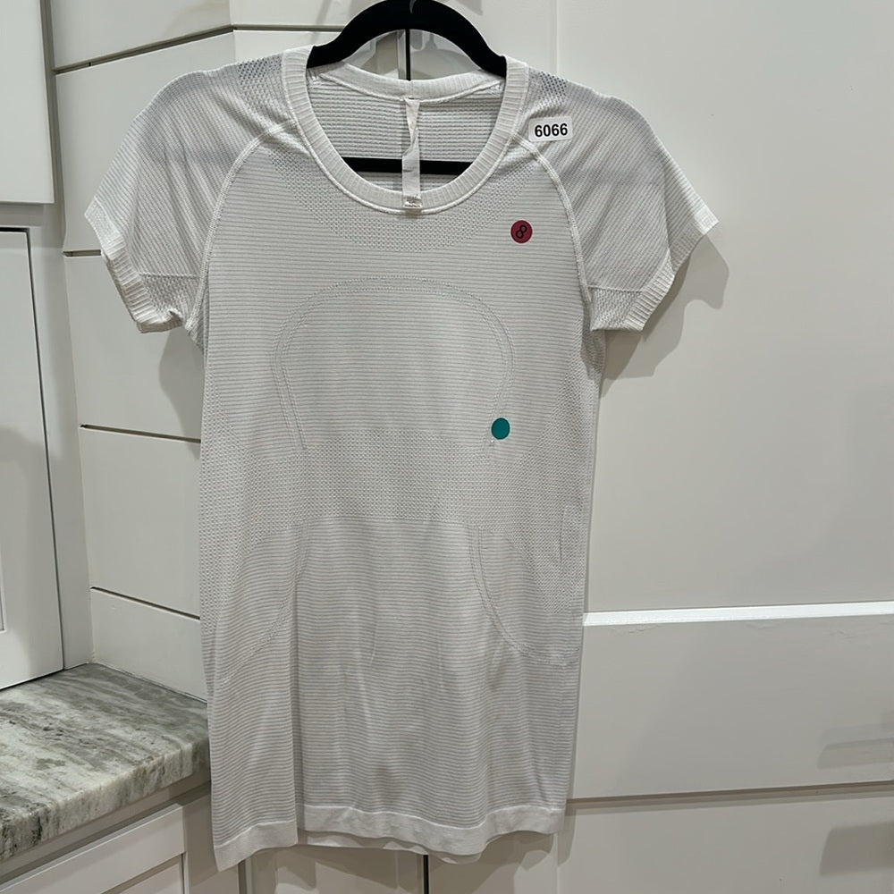 (6066)  🍋 LULULEMON RUN: Swiftly Tech Short Sleeve Crew Sz 8 **LOVED PULL
