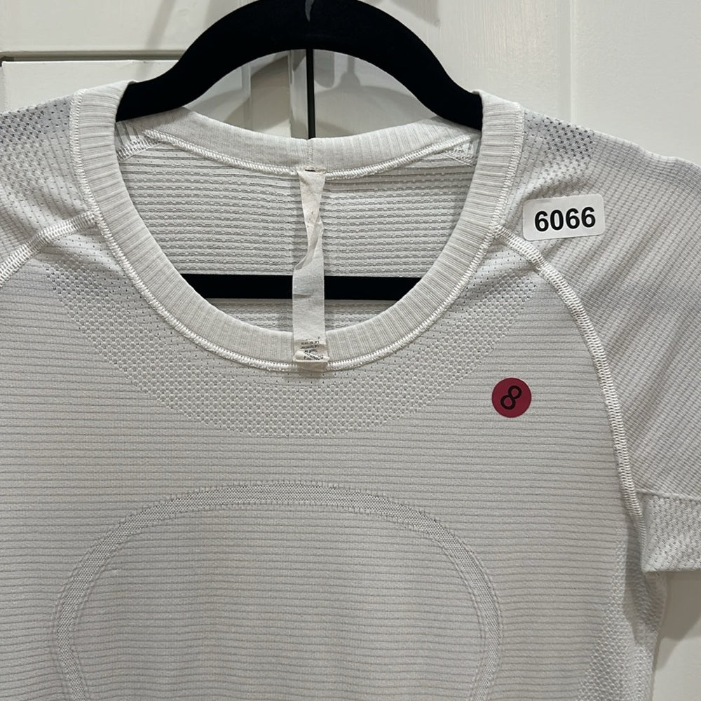 (6066)  🍋 LULULEMON RUN: Swiftly Tech Short Sleeve Crew Sz 8 **LOVED PULL