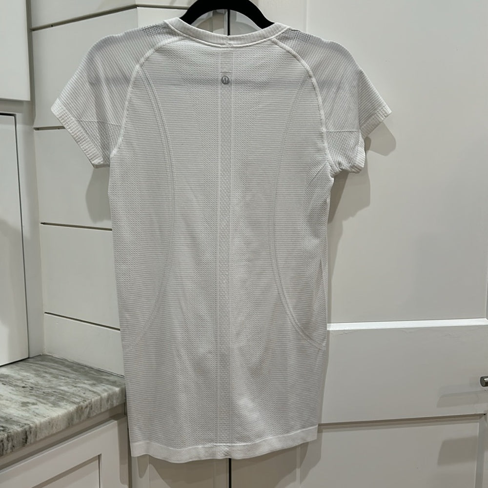 (6066)  🍋 LULULEMON RUN: Swiftly Tech Short Sleeve Crew Sz 8 **LOVED PULL