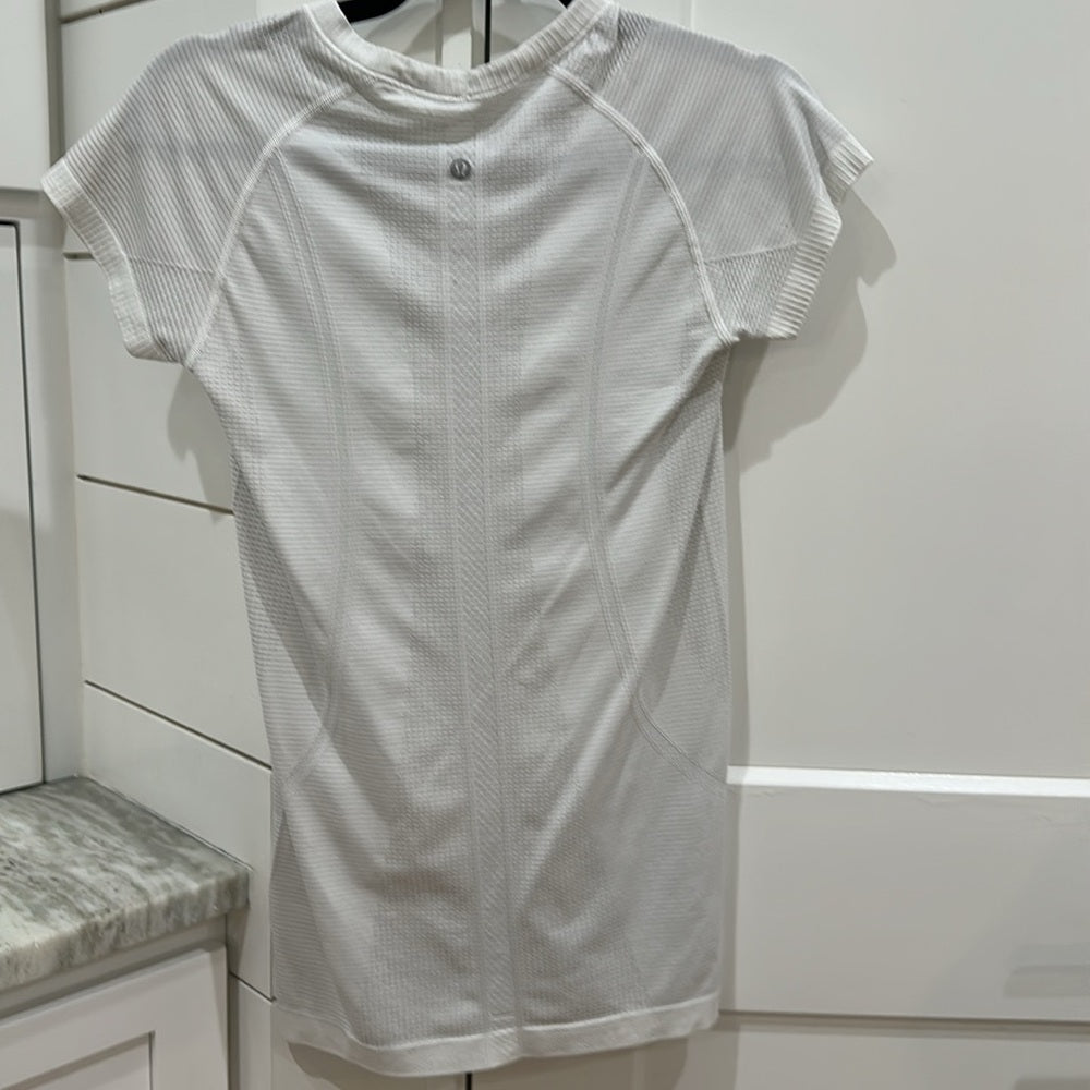 (6062)  🍋 LULULEMON RUN: Swiftly Tech Short Sleeve Crew Sz 6 **LOVED