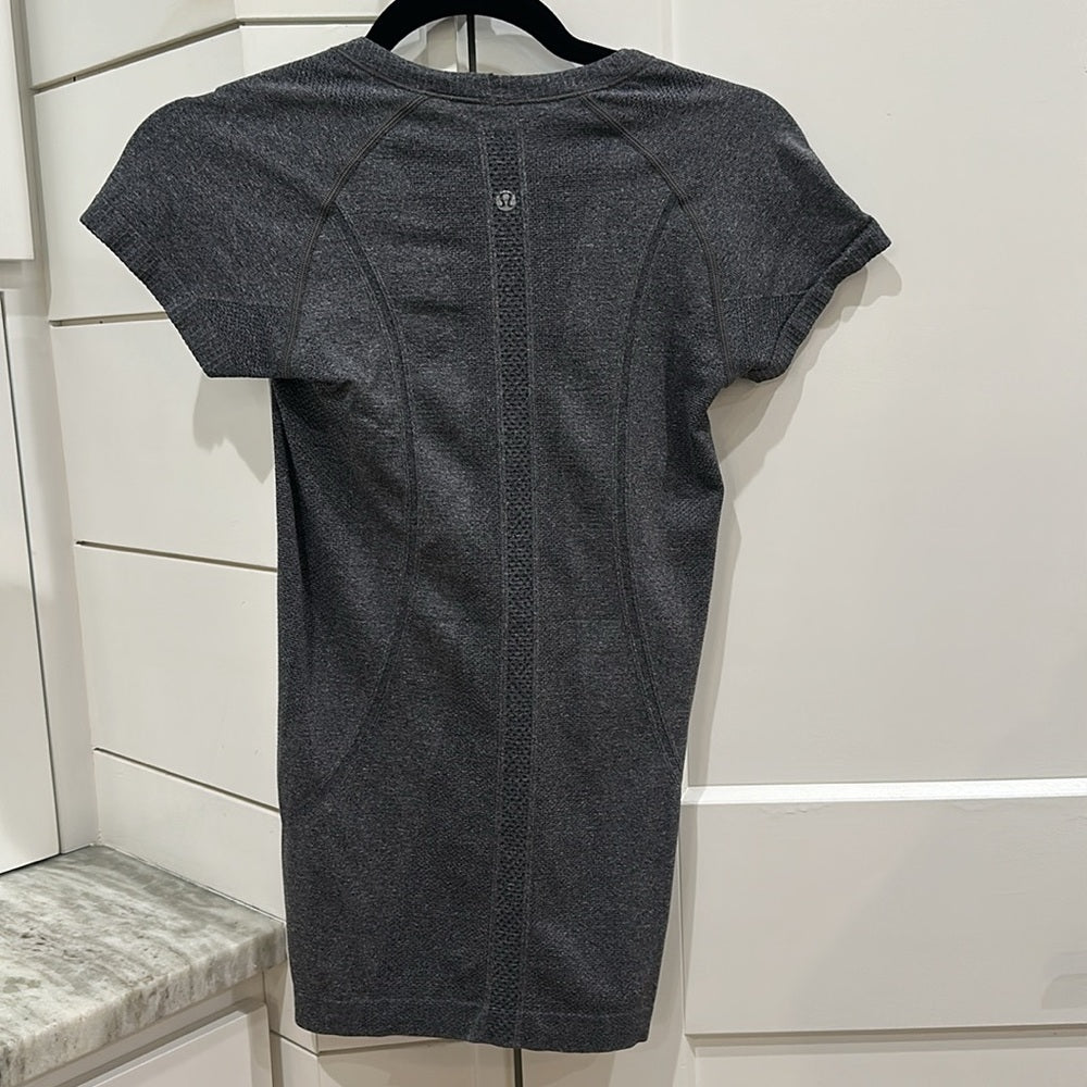 (6068)  🍋 LULULEMON RUN: Swiftly Tech Short Sleeve Crew Sz 4 **LOVED