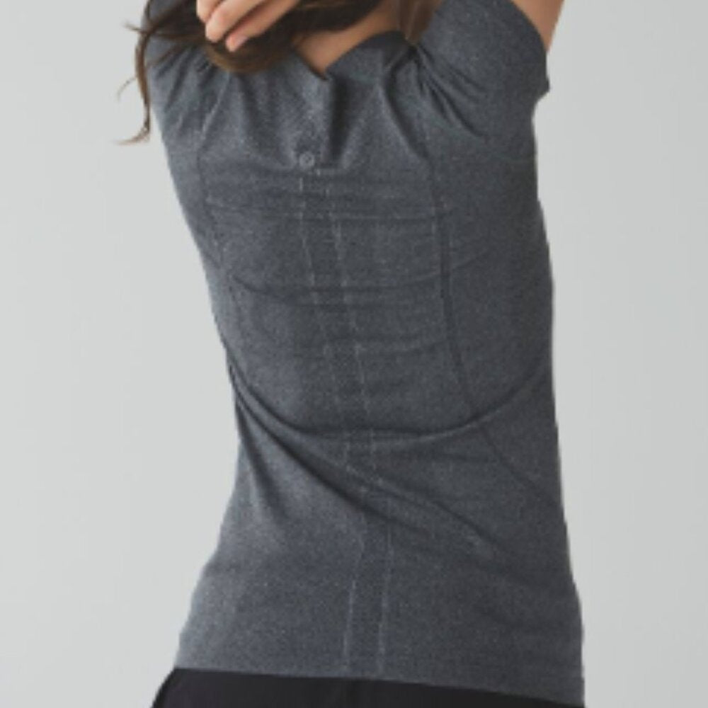 (6069)  🍋 LULULEMON RUN: Swiftly Tech Short Sleeve Crew Sz 6 **LOVED