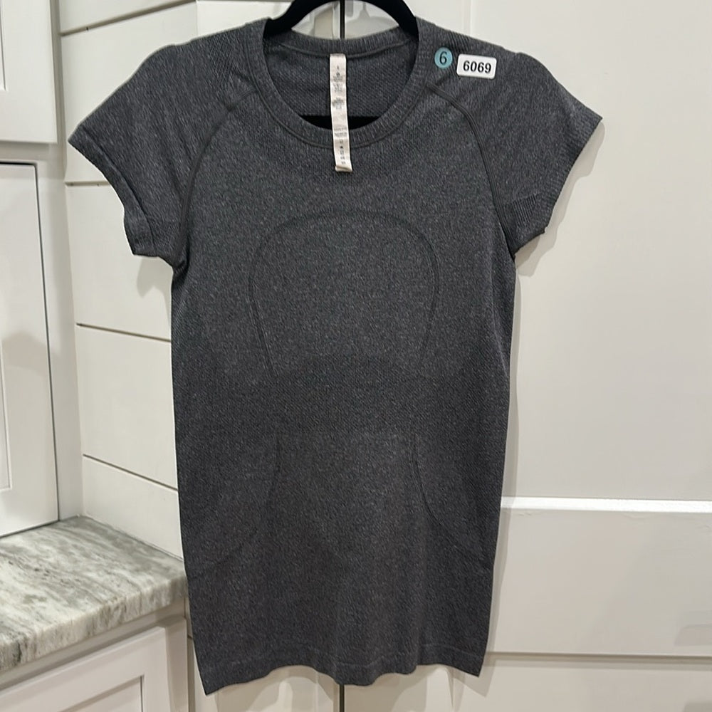 (6069)  🍋 LULULEMON RUN: Swiftly Tech Short Sleeve Crew Sz 6 **LOVED