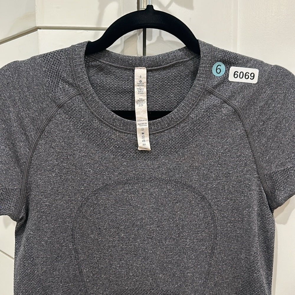 (6069)  🍋 LULULEMON RUN: Swiftly Tech Short Sleeve Crew Sz 6 **LOVED