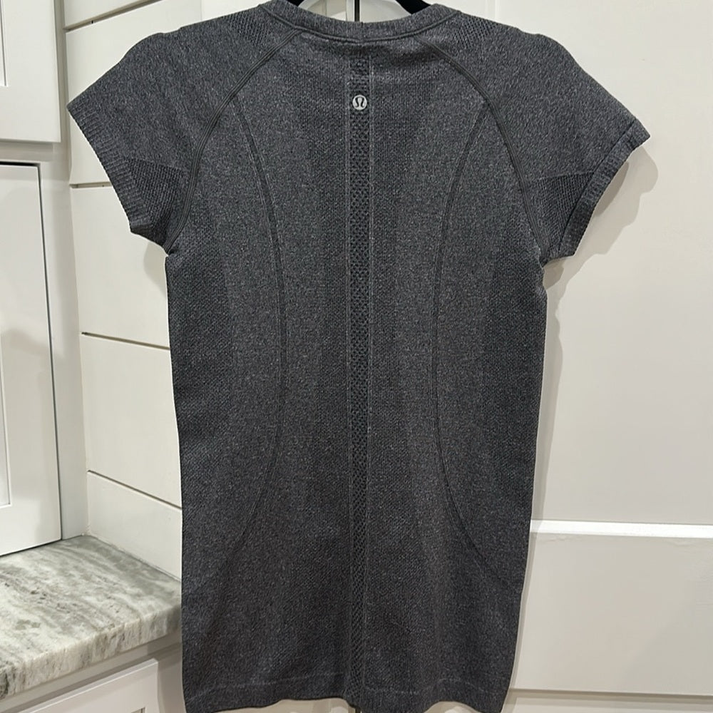 (6069)  🍋 LULULEMON RUN: Swiftly Tech Short Sleeve Crew Sz 6 **LOVED