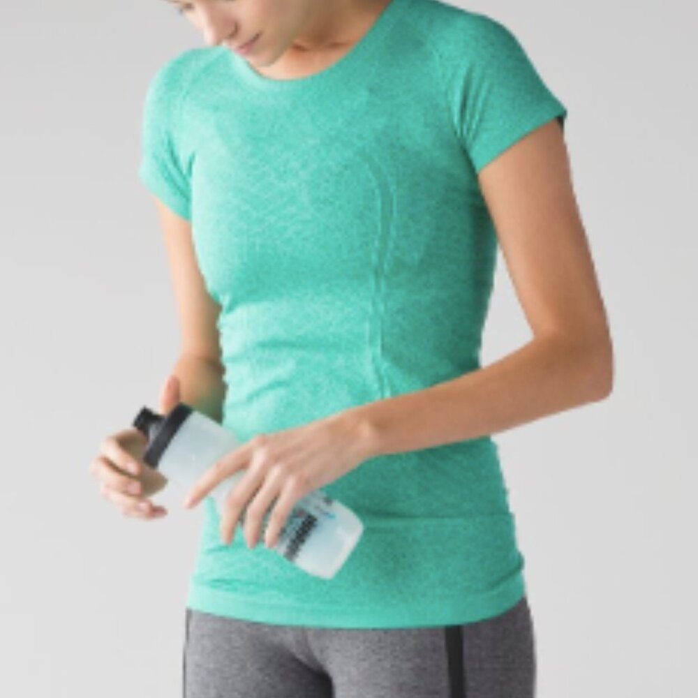 (6076)  🍋 LULULEMON RUN: Swiftly Tech Short Sleeve Crew Sz 4 **LOVED *RARE