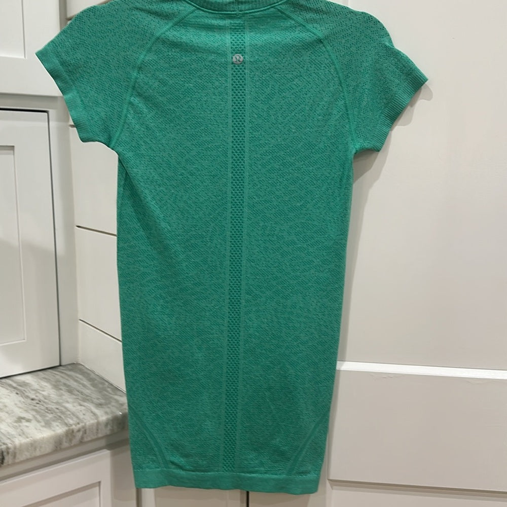 (6076)  🍋 LULULEMON RUN: Swiftly Tech Short Sleeve Crew Sz 4 **LOVED *RARE