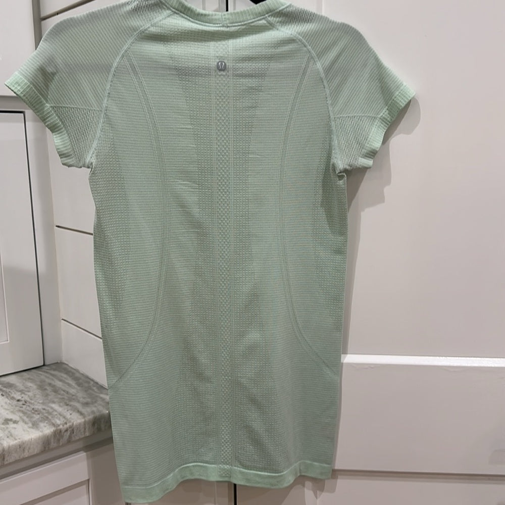 (6077)  🍋 LULULEMON RUN: Swiftly Tech Short Sleeve Crew Sz 6 **LOVED